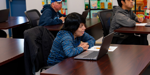Woman learning in an El Valor classroom