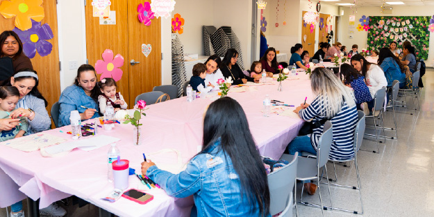 Children and mothers celebrating mothers day at El Valor