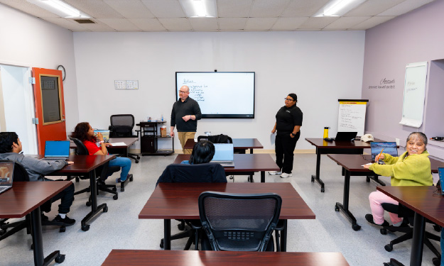 El Valor adults in classroom
